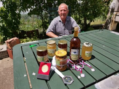 Bagremova paša je bila slaba, u proseku 8kg po košnici Bagremova paša je bila slaba, u proseku 8kg po košnici