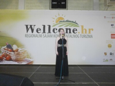 Na svečanosti otvorenja nastupila je Barbara Suhodolčan