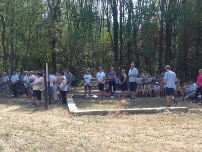Tek poneki temelj kao podsjetnik da su tu nekada bile kuće Tek poneki temelj kao podsjetnik da su tu nekada bile kuće