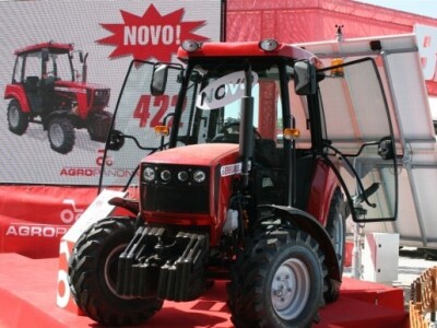 Traktor Belarus 422 na štandu Agropanonke na Novosadskom sajmu 2014.