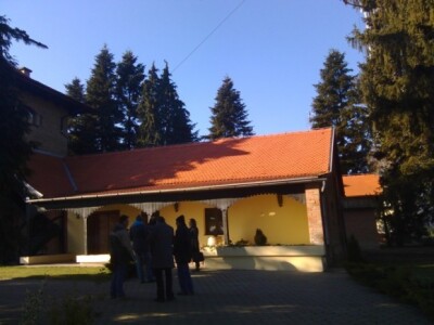 Vila se nalazi na najvišoj točki Banova brda