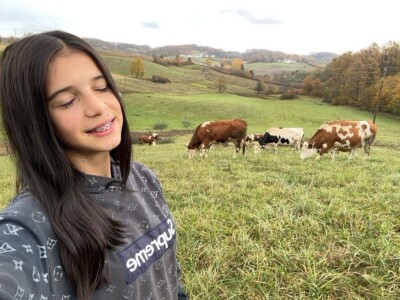 Belkisa Porčić na farmi u Krivaji kod Cazina