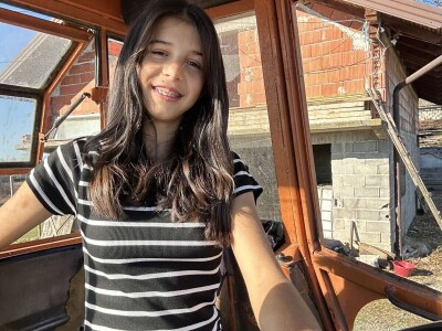 Belkisa Porčić na farmi u Krivaji kod Cazina