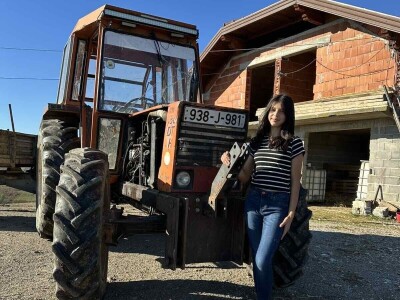 Belkisa Porčić na farmi u Krivaji kod Cazina