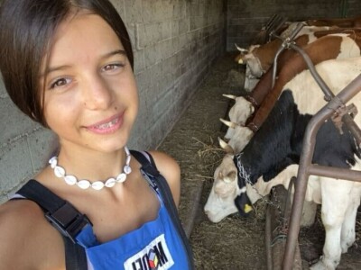 Belkisa Porčić na farmi u Krivaji kod Cazina