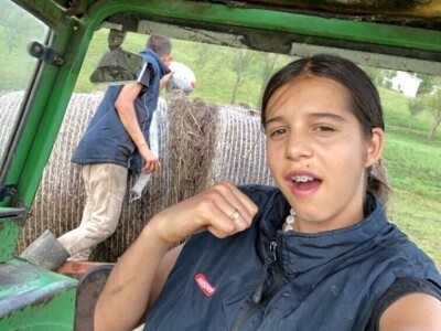 Belkisa Porčić na farmi u Krivaji kod Cazina