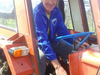 Dobar dio vremena provodi u traktoru