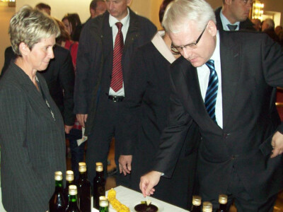 Predsjednik Josipović kuša biberova ulja Predsjednik Josipović kuša biberova ulja