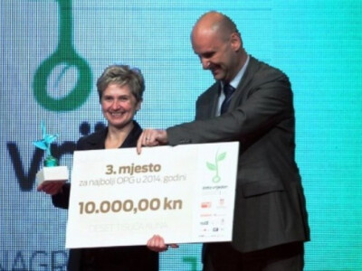 Ministar Tolušić dodjeljuje nagradu u vrijeme dok je bio župan Ministar Tolušić dodjeljuje nagradu u vrijeme dok je bio župan