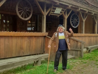 Goste zabavlja šalama i skečevima