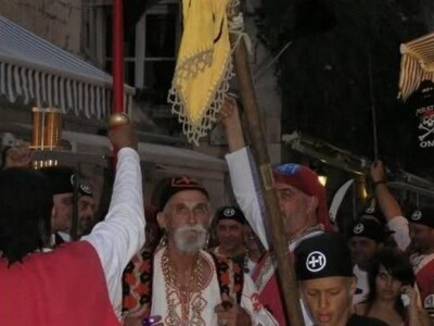 Prizor iz priredbe Bitka omiških gusara