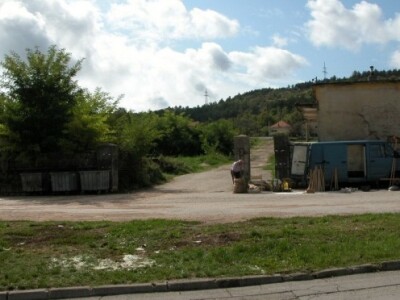 Bivši stočni pazar u Gradu Sinju, godinama zatvoren gdje se množi i ambrozija