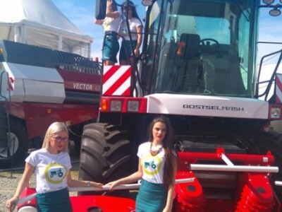 Djevojke uz ruske i turske strojeve