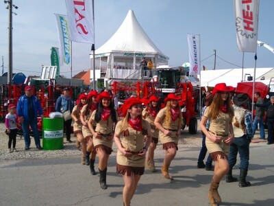 Djevojke uz ruske i turske strojeve