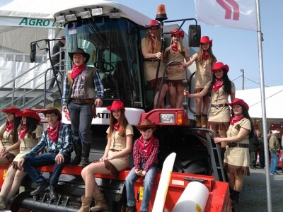 Djevojke uz ruske i turske strojeve