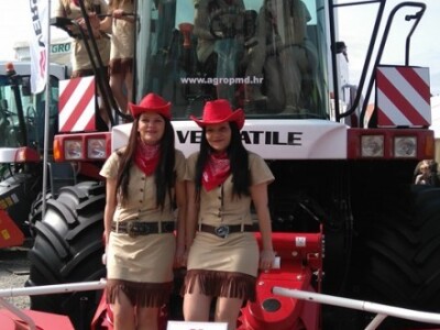 Djevojke uz ruske i turske strojeve