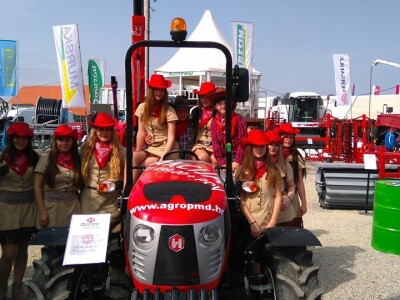 Djevojke uz ruske i turske strojeve