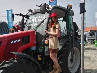 Djevojke uz ruske i turske strojeve