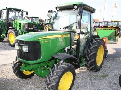John Deere traktori