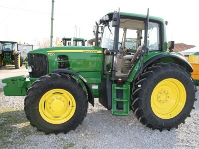John Deere traktori