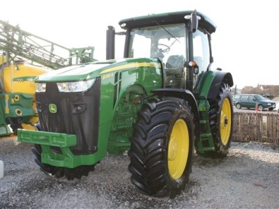 John Deere traktori