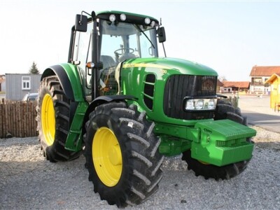 John Deere traktori