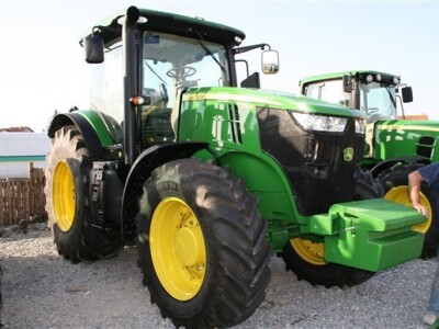 John Deere traktori