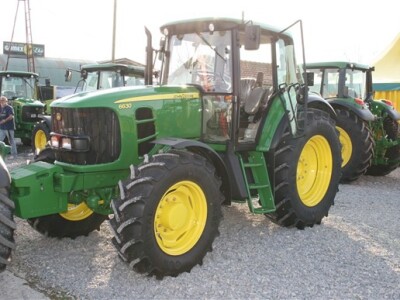 John Deere traktori