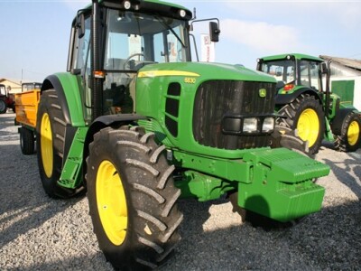 John Deere traktori