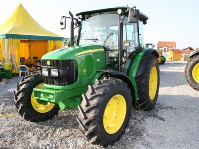 John Deere traktori