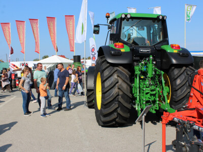 Kupci ispred John Deere traktora