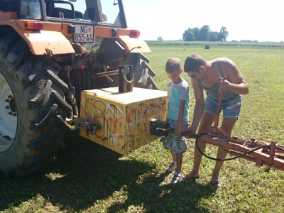 Luka pomaže ocu Milanu Luka pomaže ocu Milanu