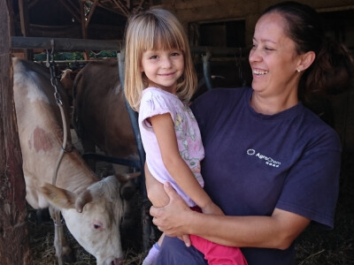 Zadovoljna u maminom naručju Zadovoljna u maminom naručju