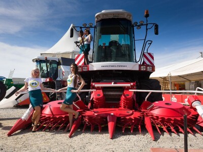 AgroPMD mehanizacija i hostese ;)