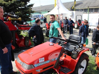 Prodet i mali Yanmar traktori