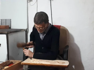 Blagoje Blagojević (84) iz Niša duže od četiri decenije bavi se duborezom