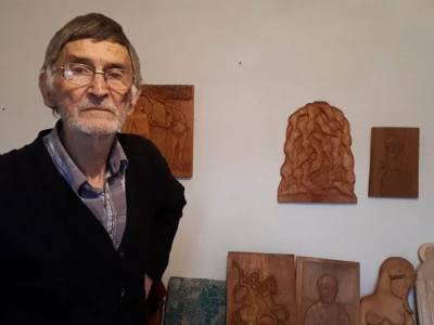 Blagoje Blagojević (84) iz Niša duže od četiri decenije bavi se duborezom