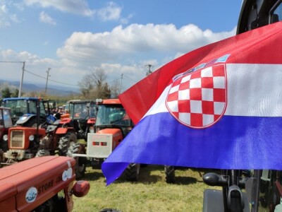 Blagoslov traktora na Strugači