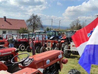 Blagoslov traktora na Strugači