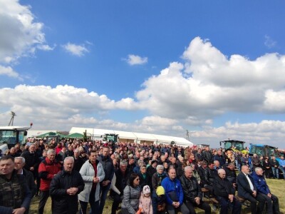 Blagoslov traktora na Strugači
