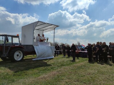 Blagoslov traktora na Strugači