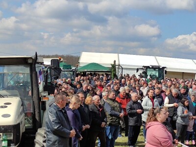 Blagoslov traktora na Strugači
