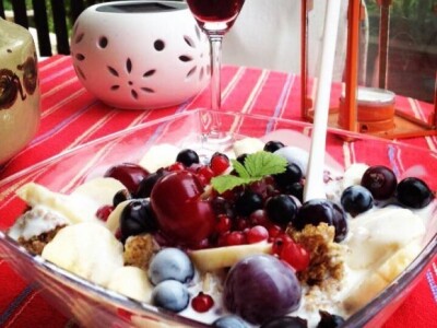 Spretne Spomenkine ruke za čas naprave svjež i zdrav doručak