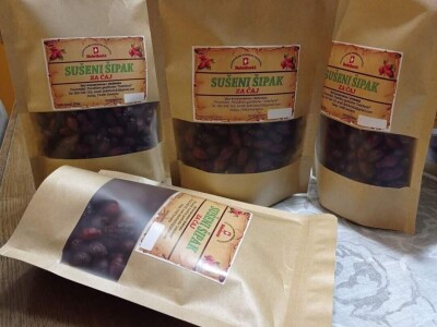 Boro oživio seosko imanje i napravio biznis sa šipkom