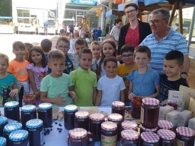 Boro oživio seosko imanje i napravio biznis sa šipkom