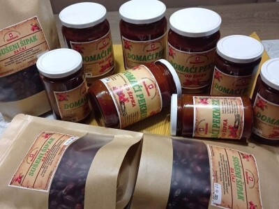 Boro oživio seosko imanje i napravio biznis sa šipkom