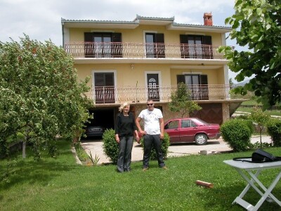 Bože Banić sa svojom majkom Marijom u dvorištu obiteljske kuće u Otoku dalmatinskom