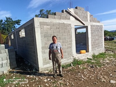 Braća Bože i Ivan Mandušić na svojoj farmi