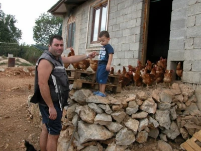 Branimir i sin mu Hrvoje na farmi koka hrvatica u Strizirepu