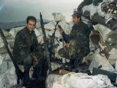 Branitelj Željko Tomas (prvi slijeva) na prvoj crti obrane tijekom Domovinskog rata